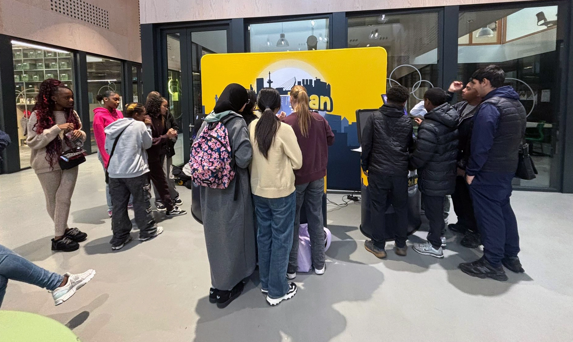 HPC Zuidwijk leerlingen spelen games over goede fietsverlichting