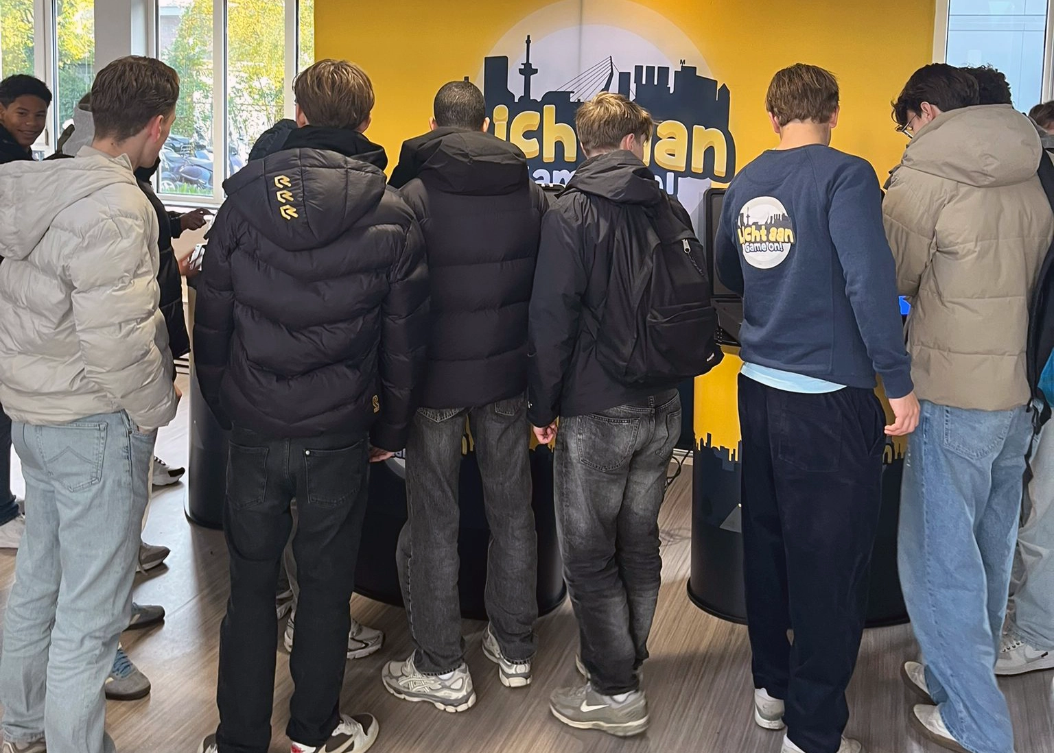 Laurens Lyceum leerlingen spelen games over goede fietsverlichting