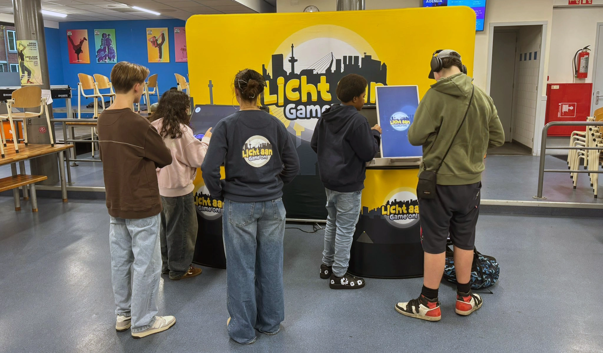 MEX010 leerlingen spelen games over goede fietsverlichting