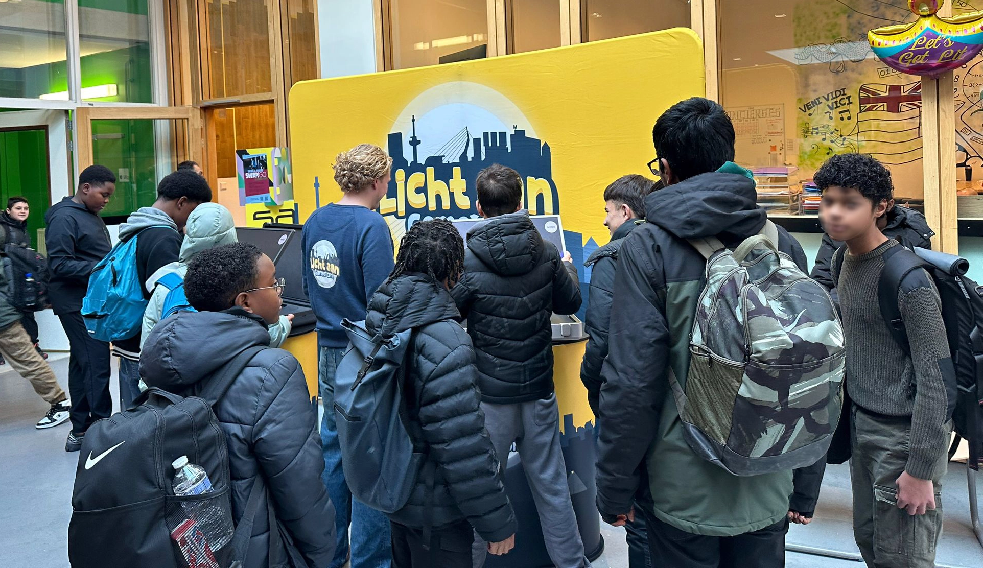 Leerlingen Monfort College spelen Licht aan, game on!