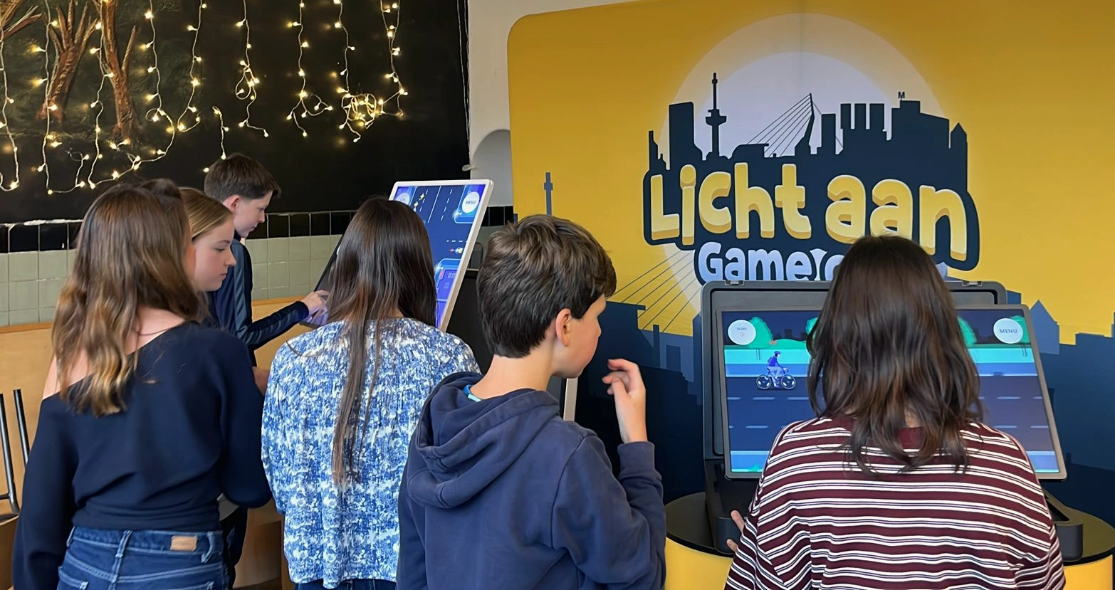 Leerlingen van Rudolf Steiner College - Oudedijk spelen Licht aan, game on!